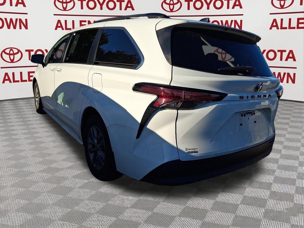 Used 2022 Toyota Sienna LE w/ LE Plus Package AWD/4WD image 4