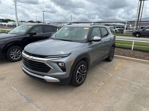 Used 2025 Chevrolet TrailBlazer LT AWD/4WD image 3