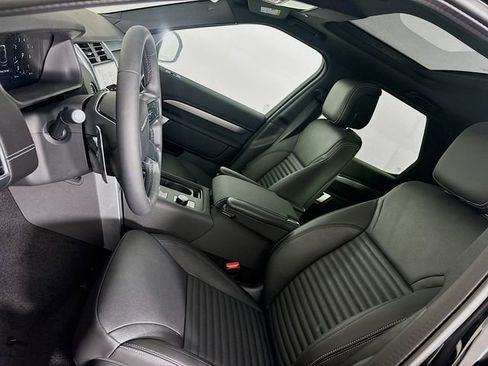 Used 2024 Land Rover Discovery Dynamic SE image 11