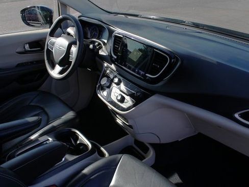 Used 2022 Chrysler Pacifica Touring-L image 18