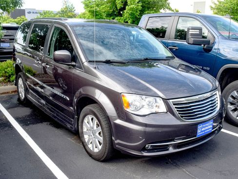 Used 2016 Chrysler Town & Country Touring w/ Driver Convenience Group FWD image 14
