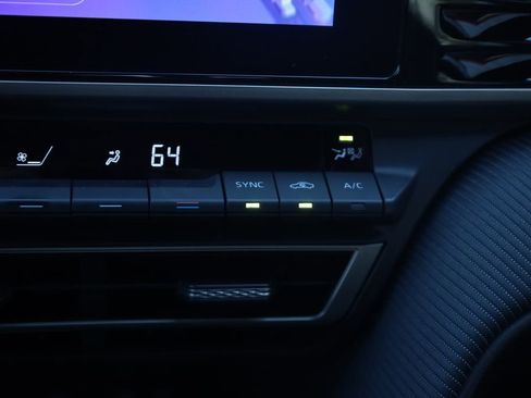 Used 2025 Toyota Camry SE image 8