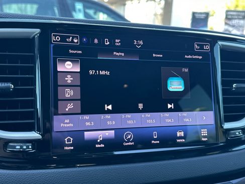 Used 2023 Chrysler Pacifica Touring-L image 19