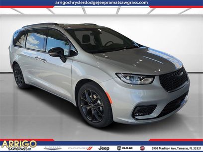 New 2026 Chrysler Pacifica Select