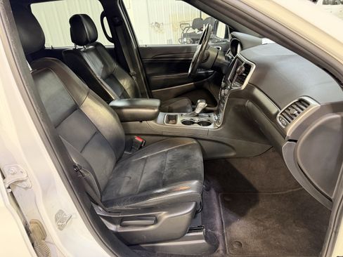 Used 2018 Jeep Grand Cherokee Altitude RWD image 12