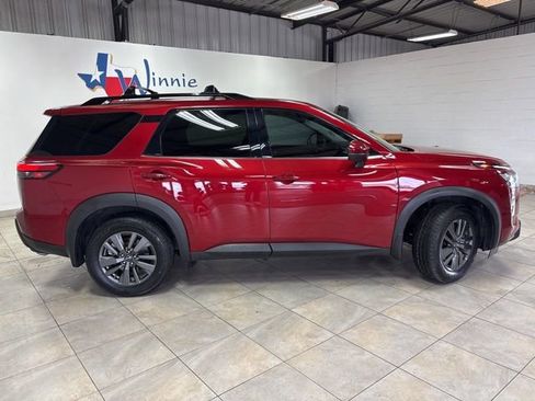 Used 2024 Nissan Pathfinder SV image 5