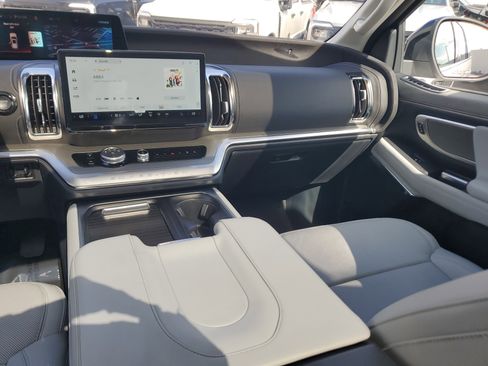 Used 2025 Ford Expedition Platinum w/ Driver's Package image 17