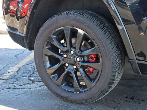 Used 2017 Jeep Grand Cherokee Altitude AWD/4WD image 7