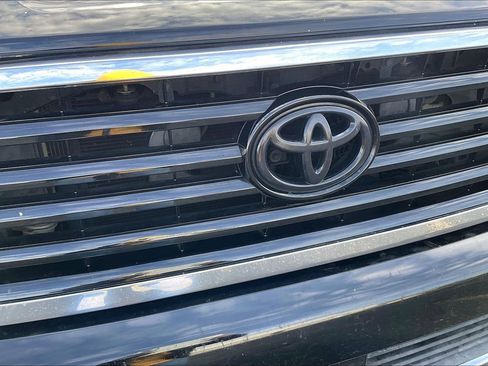 Used 2018 Toyota Sequoia SR5 image 26