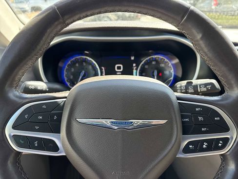 Used 2021 Chrysler Pacifica Touring-L FWD image 11