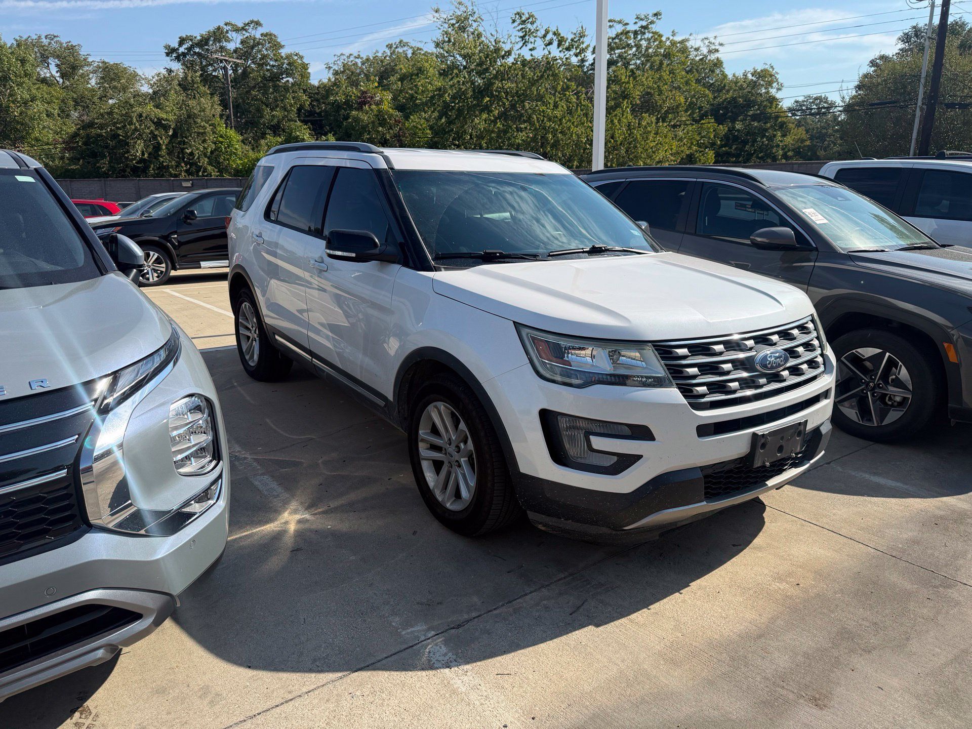 Used 2017 Ford Explorer XLT FWD image 3