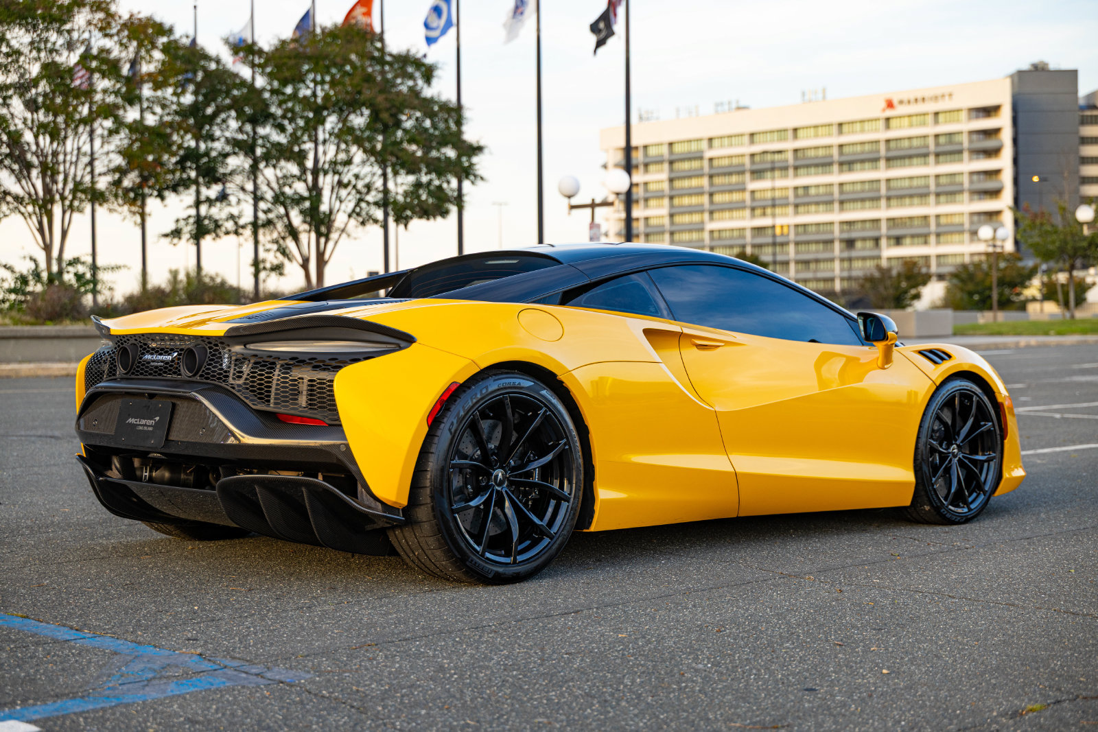 Used 2023 McLaren Artura RWD image 4