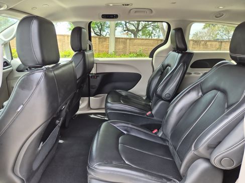 Used 2023 Chrysler Pacifica Touring-L image 15