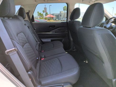 Used 2024 Nissan Pathfinder SV image 16