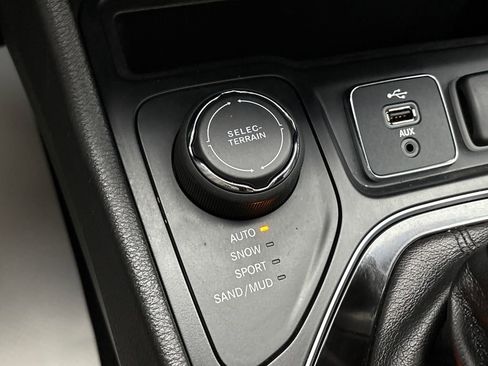 Used 2019 Jeep Cherokee Limited image 18