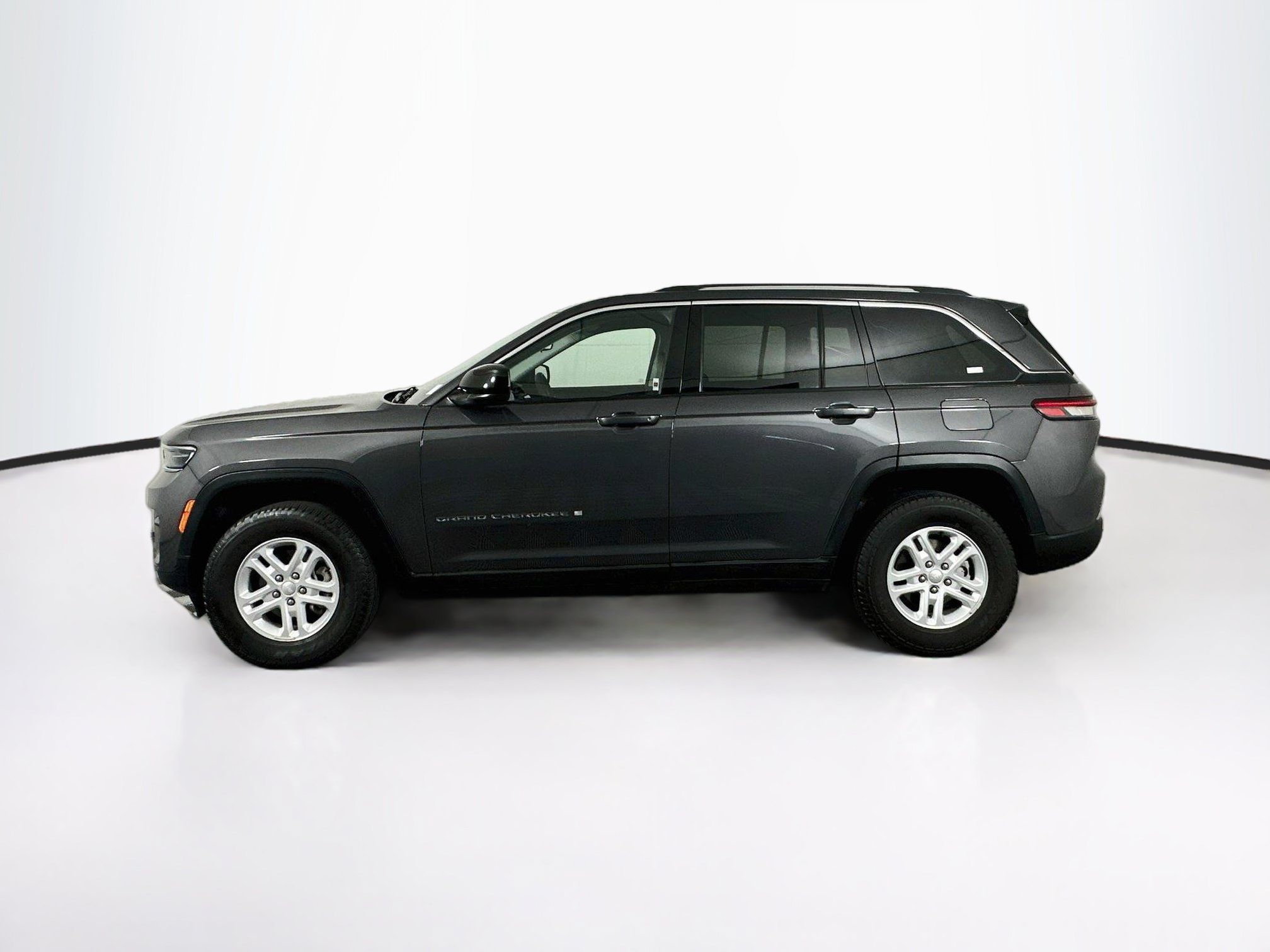 Used 2023 Jeep Grand Cherokee Laredo w/ Luxury Tech Group I AWD/4WD image 4