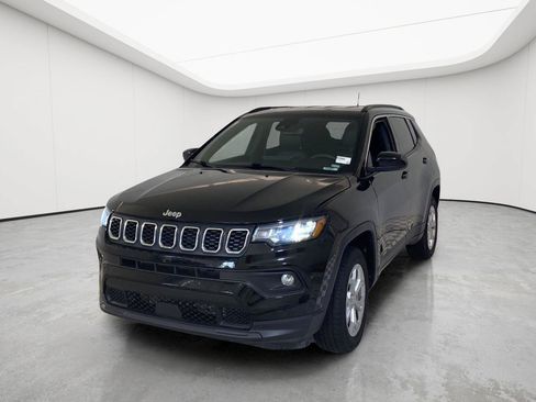 Used 2024 Jeep Compass Latitude AWD/4WD image 3