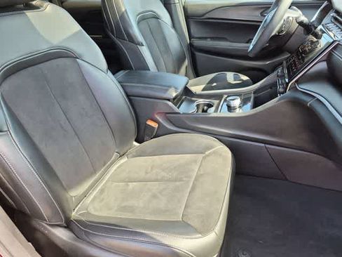 Used 2024 Jeep Grand Cherokee Altitude AWD/4WD image 23