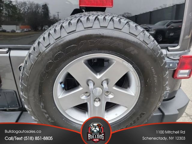 Used 2017 Jeep Wrangler Unlimited Rubicon w/ Connectivity Group AWD/4WD image 33