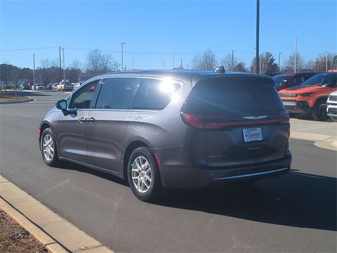 Used 2023 Chrysler Pacifica Touring-L image 11