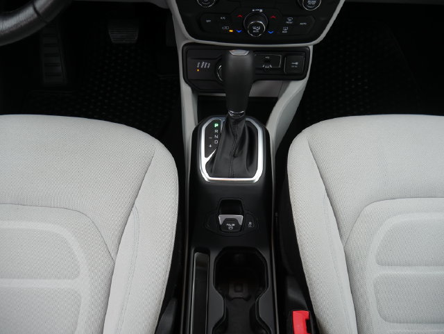 Used 2018 Jeep Renegade Latitude w/ Cold Weather Group AWD/4WD image 22