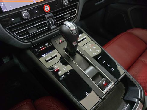 Used 2024 Porsche Macan image 40