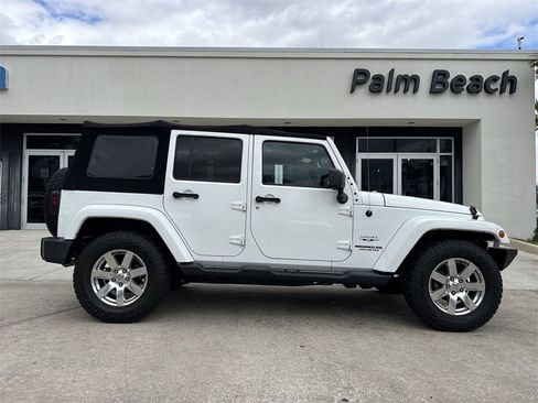 Used 2017 Jeep Wrangler Unlimited Sahara w/ Connectivity Group image 24
