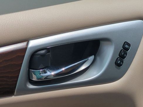 Used 2020 Nissan Pathfinder Platinum FWD image 14
