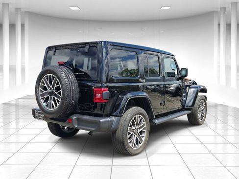 Used 2023 Jeep Wrangler Unlimited Sahara w/ Cold Weather Group AWD/4WD image 3