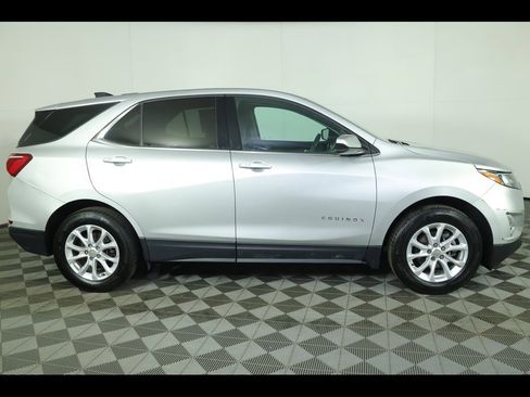 Used 2018 Chevrolet Equinox LT image 2