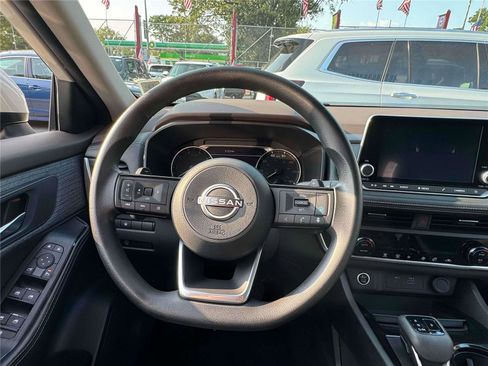 Used 2023 Nissan Rogue SV image 18