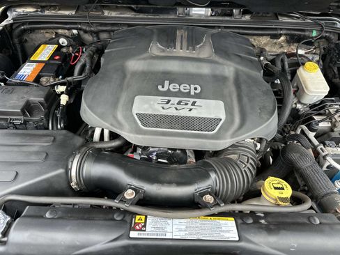 Used 2012 Jeep Wrangler Unlimited Sahara w/ Connectivity Group AWD/4WD image 10
