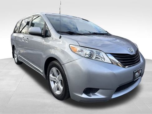 Used 2014 Toyota Sienna LE image 7