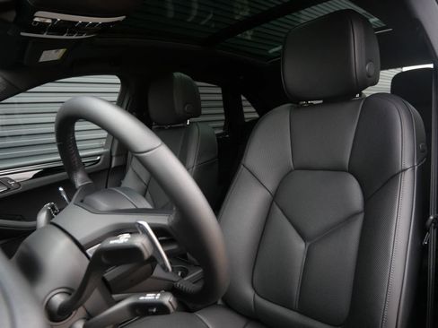 Certified 2026 Porsche Macan image 5