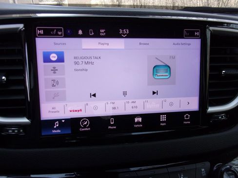 Used 2023 Chrysler Pacifica Touring-L image 24