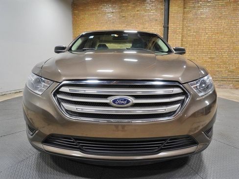 Used 2015 Ford Taurus SE FWD image 4
