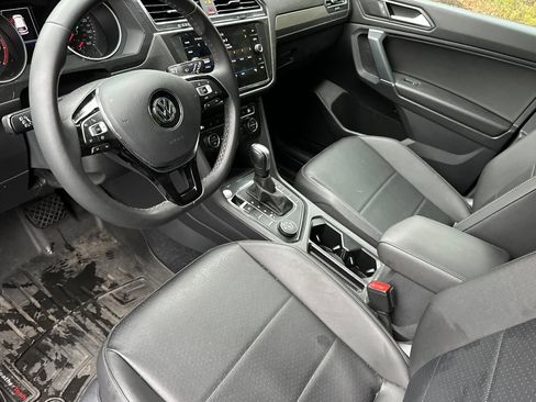 Used 2020 Volkswagen Tiguan SE image 10