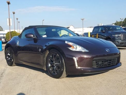 Used 2017 Nissan 370Z Touring image 2