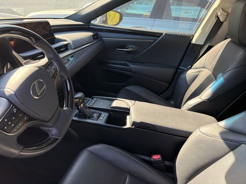 Used 2019 Lexus ES 300h w/ Premium Package image 5