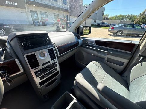Used 2010 Chrysler Town & Country Touring FWD image 17
