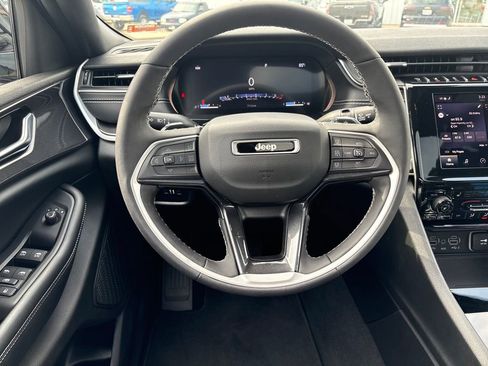 Used 2023 Jeep Grand Cherokee Altitude image 19