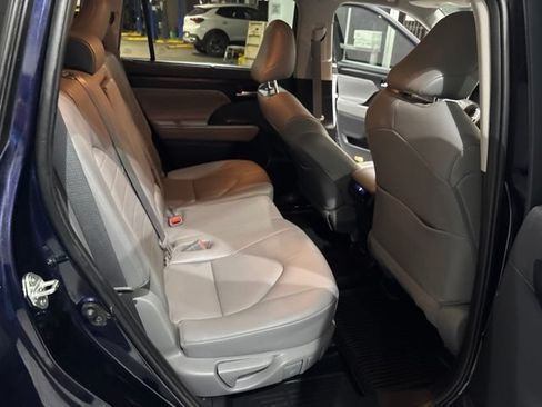 Used 2020 Toyota Highlander XLE AWD/4WD image 28