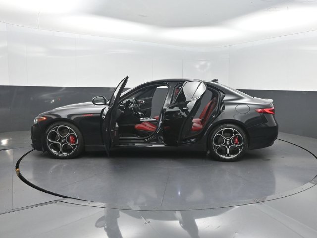 Used 2023 Alfa Romeo Giulia Veloce RWD image 38