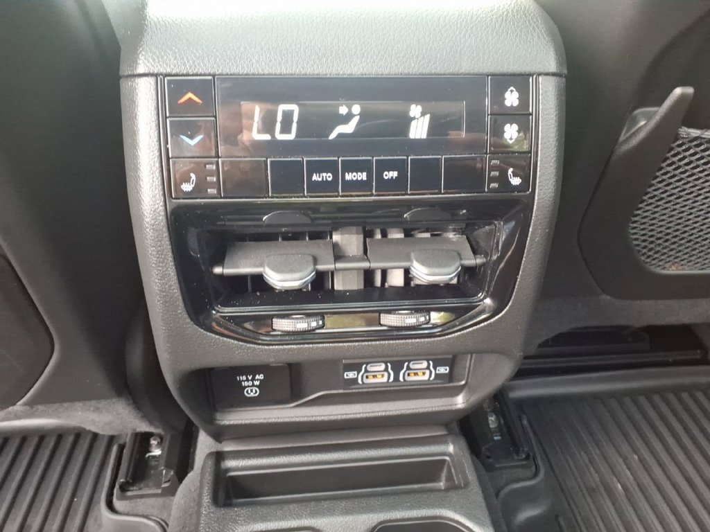 Used 2023 Jeep Grand Cherokee L Limited AWD/4WD image 17