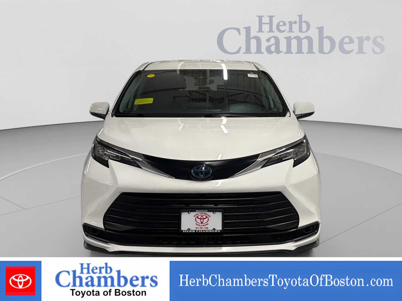 Used 2023 Toyota Sienna LE FWD image 2