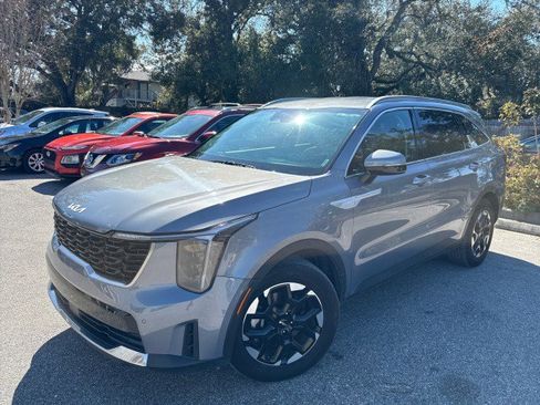 Used 2024 Kia Sorento S image 2