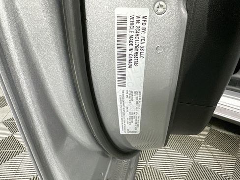 Used 2021 Chrysler Pacifica Touring-L w/ S Appearance Package FWD image 12