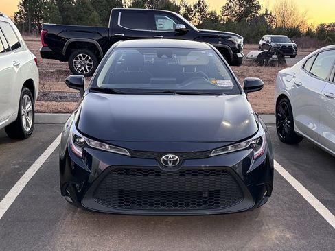 Used 2022 Toyota Corolla LE image 2