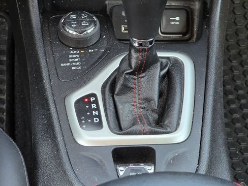 Used 2018 Jeep Cherokee Trailhawk w/ Cold Weather Group AWD/4WD image 21