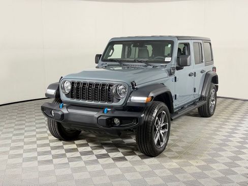 Used 2024 Jeep Wrangler Unlimited w/ Technology Group AWD/4WD image 3